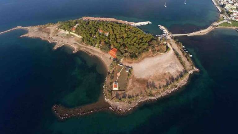 Αυτός είναι ο άγνωστος, ερειπωμένος παράδεισος σαν εξωτικό νησί, δύο ώρες από την Αθήνα [βίντεο]