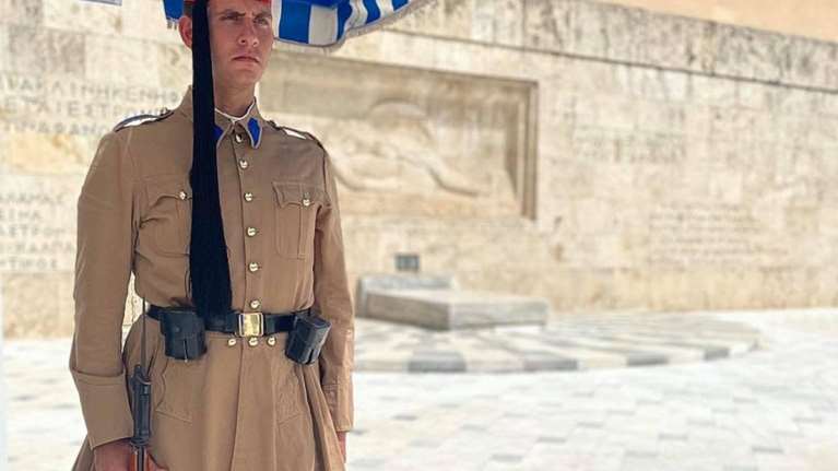 Συγκινεί ο ομογενής που υπηρετεί στους Εύζωνες: Ηταν το όνειρό μου να μπω στην Προεδρική Φρουρά