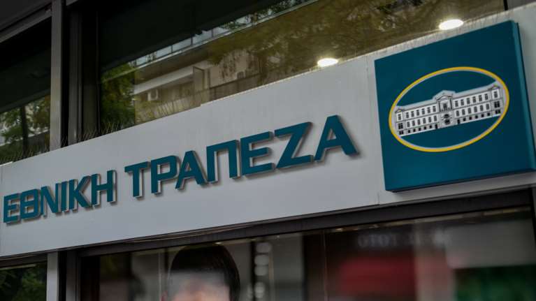 Ικανοποίηση σε κυβέρνηση και ΤΧΣ για την επιτυχή πώληση του 22% της Εθνικής Τράπεζας