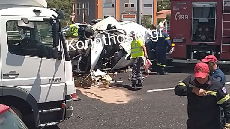 Κόρινθος: Σοβαρό τροχαίο με δύο εγκλωβισμένους στα διόδια του Ισθμού - Απίστευτες εικόνες