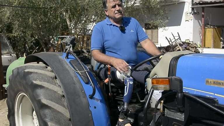 Κρήτη - Δύναμη ψυχής: Οδήγησε για 1,5 χιλιόμετρο το τρακτέρ με κομμένο πόδι