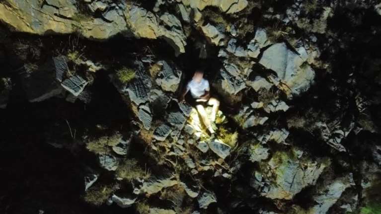 Κρήτη: Τουρίστας έμεινε όλη νύχτα με λυγισμένα γόνατα για να μην πέσει σε γκρεμό 200 μέτρων [εικόνες - βίντεο]