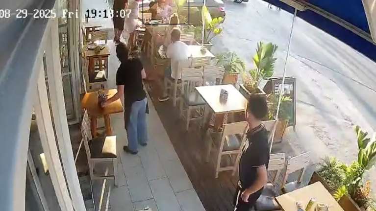 Χανιά: Σερβιτόρος έσωσε τη ζωή γυναίκας που πνιγόταν - Της έκανε τη λαβή Χάιμλιχ [βίντεο]