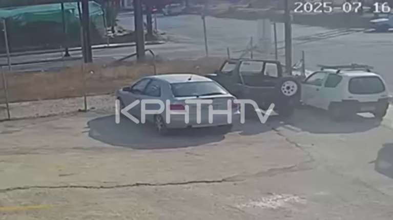 Κρήτη: Βίντεο ντοκουμέντο από τροχαίο - Διανομέας έπεσε πάνω στον προφυλακτήρα ΙΧ και αυτό πέρασε από πάνω του