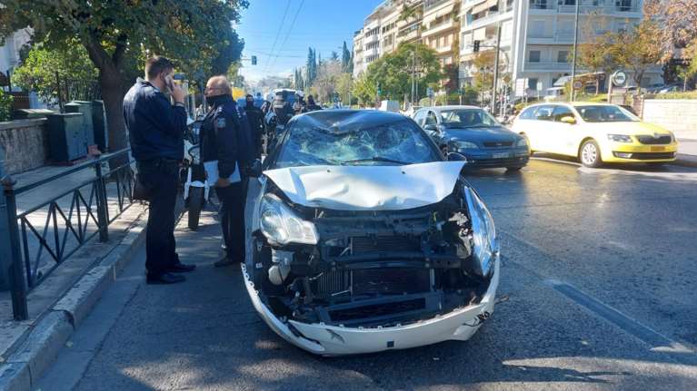 Τροχαίο με μηχανή της ομάδας ΔΙΑΣ στο Κολωνάκι: Τραυματίστηκαν δύο αστυνομικοί