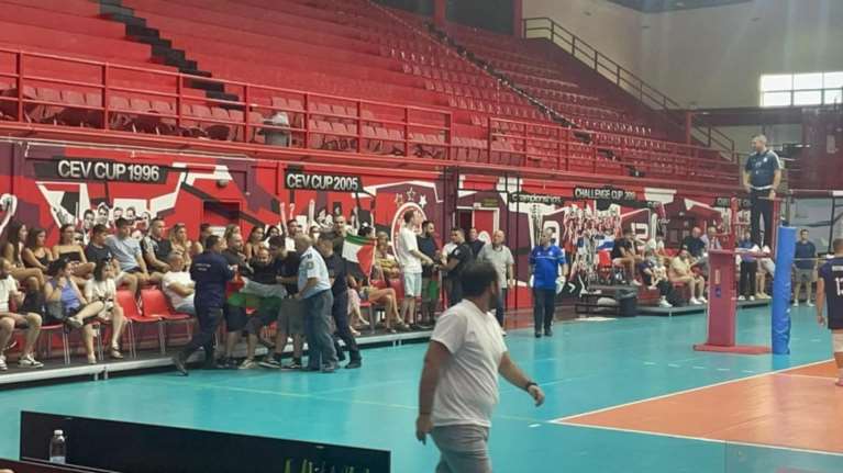 Διακοπή στον αγώνα βόλεϊ Ελλάδας - Ισραήλ λόγω εισβολής ατόμων με παλαιστινιακές σημαίες - 7 προσαγωγές