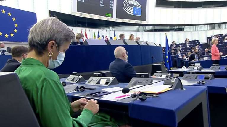 Απίστευτη η Ευρωπαία Επίτροπος Βεστάγκερ: Έπλεκε την ώρα που μιλούσε η Φον ντερ Λάιεν στο Ευρωκοινοβούλιο [Βίντεο]