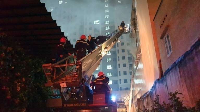 Τραγωδία στο Παρίσι: Τρεις νεκροί από πυρκαγιά σε πολυκατοικία, τρεις βαριά τραυματίες [βίντεο]