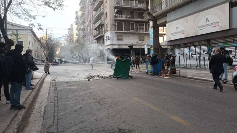Επεισόδια στην Αθήνα μετά το πανεκπαιδευτικό συλλαλλητήριο - Φωτιές σε κάδους και σπασμένες βιτρίνες [βίντεο]
