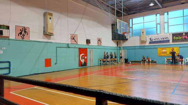 Απίστευτη πρόκληση στη Χίο: Κρέμασαν σημαία του Κεμάλ σε αγώνα βόλεϊ και... κανείς δεν την κατέβασε [εικόνες]