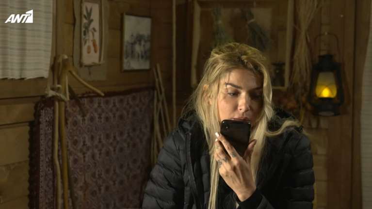 Αγγελική Ηλιάδη: Αποχώρησε από τη &quot;Φάρμα&quot; μετά την είδηση ότι πέθανε ο πατέρας της - Πώς την αποχαιρέτησαν [Βίντεο]