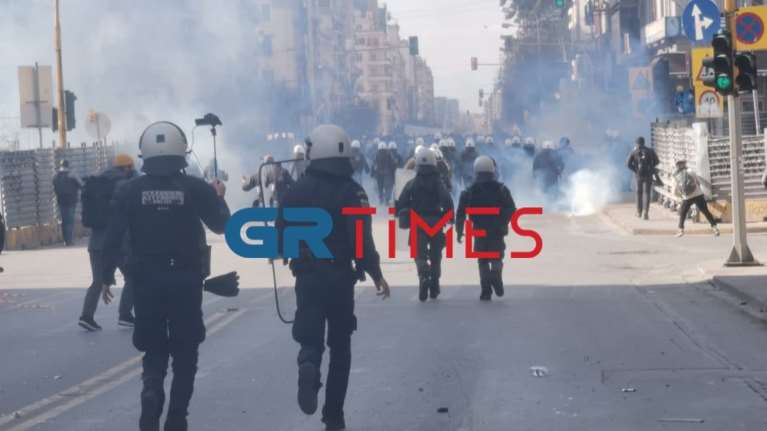 Θεσσαλονίκη: Με δική της κάμερα η αστυνομία κατέγραφε τα επεισόδια μετά την πορεία (βίντεο)