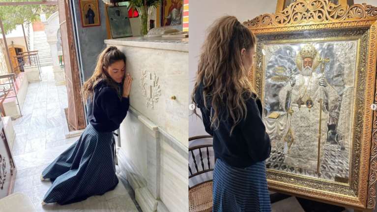 Μαρία Μενούνος: Προσεύχεται γονατιστή στον Άγιο Νεκτάριο στην Αίγινα - &quot;Άκουσα χτυπήματα μέσα από τον τάφο του&quot; [Εικόνες]