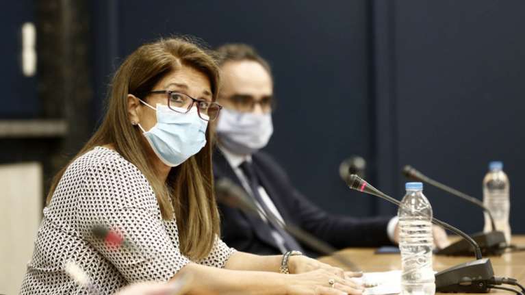 Υπέρ του ανοίγματος των δημοτικών η Παπαευαγγέλου: Σε δύο ταχύτητες η άρση των μέτρων