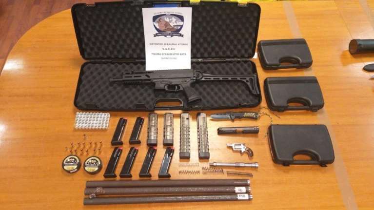 Έφερνε όπλα με courier μέσω Τσεχίας και Σλοβακίας: Σύλληψη Έλληνα στην Καλλιθέα [εικόνες]