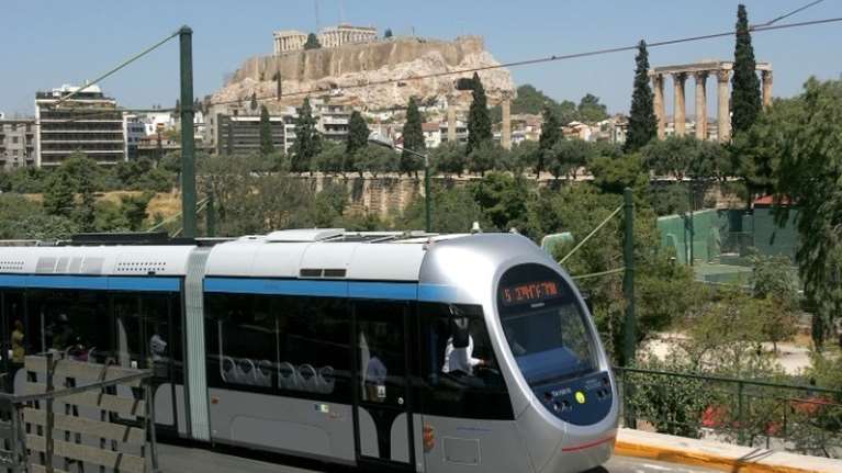 Ξεκινούν και πάλι από σήμερα Παρασκευή τα δρομολόγια του τραμ από και προς το Σύνταγμα