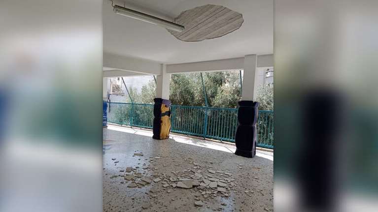 Τραυματίστηκαν τρεις μαθητές από πτώση σοβάδων σε σχολείο στα Πετράλωνα