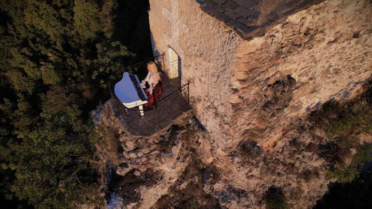 Η &quot;ιπτάμενη πιανίστρια&quot; στο... χείλος του γκρεμού - &quot;Κρέμεται&quot; από βράχο στον Ολυμπο και παίζει [εικόνες]