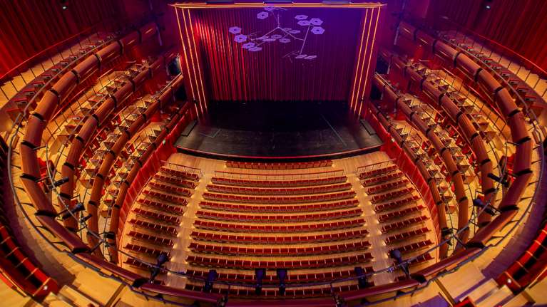 &quot;Στρέλλα&quot;: Η Λυρική ψάχνει τελικά τρανς ηθοποιό για τον πρωταγωνιστικό ρόλο - Σάλος μετά την παραίτηση της Ράιλι