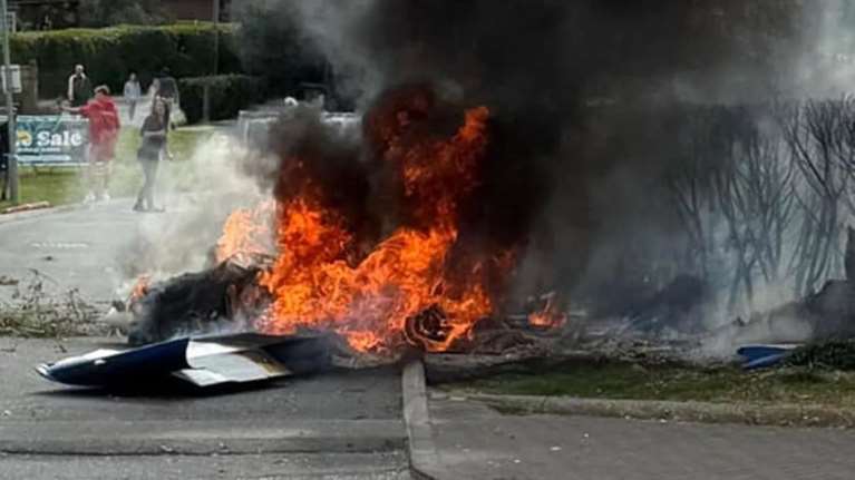 Αεροπλάνο έπεσε σε θεματικό πάρκο στη Βρετανία: Τυλίχτηκε στις φλόγες