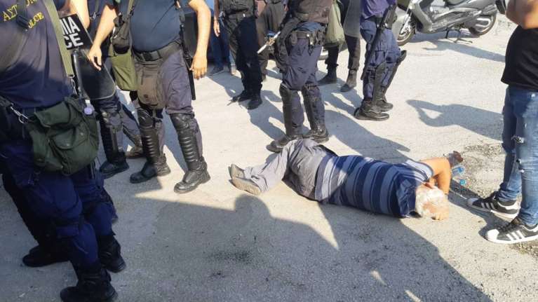 Επεισόδια, ξύλο και χημικά μεταξύ απεργών και ΜΑΤ στη Μαλαματίνα - Παρόντες δύο βουλευτές [βίντεο - εικόνες]