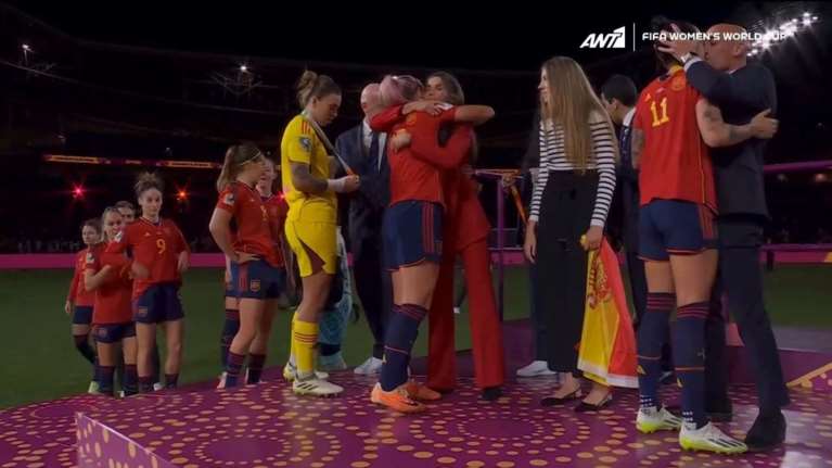 Ξέφυγε ο πρόεδρος της ισπανικής Ομοσπονδίας- Φίλησε στο στόμα παίκτρια: &quot;Ε ναι, δεν μου άρεσε&quot; η απάντησή της