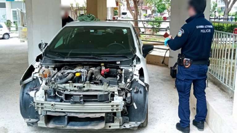 Θεσσαλονίκη: Θράσος - &quot;Εγδυσαν&quot; αυτοκίνητο σε πυλωτή πολυκατοικίας [εικόνες]