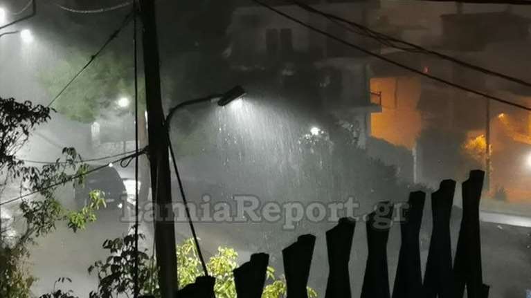 Ξαφνικό μπουρίνι έπληξε τη Λαμία και τη Φθιώτιδα: Ξεριζώθηκαν δέντρα, ποτάμια οι δρόμοι [εικόνες-βίντεο]