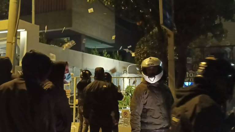 Ρουβίκωνας: Πέταξαν τρικάκια στο σπίτι του διευθύνοντος συμβούλου του ΟΣΕ, Παναγιώτη Τερεζάκη