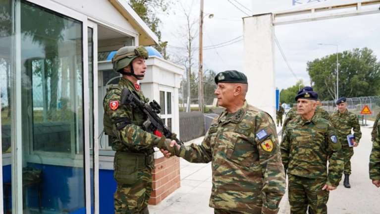 ΓΕΕΘΑ: Ο Κωνσταντίνος Φλώρος επισκέφθηκε φυλάκια στον Έβρο - Εντολές για συνεχή επαγρύπνηση [εικόνες]