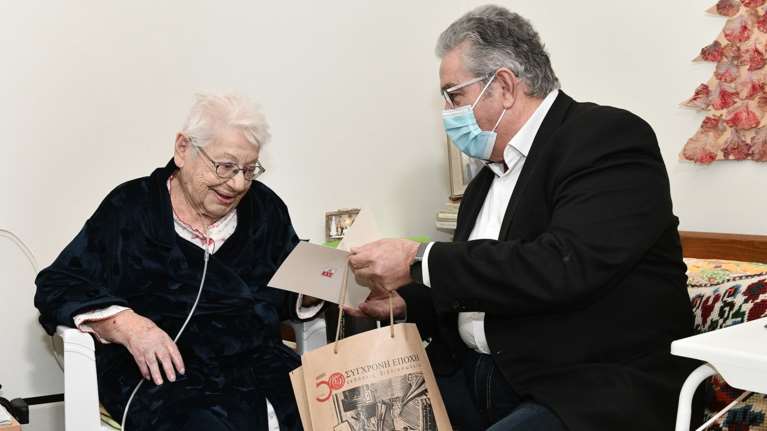 Η συγκλονιστική συνάντηση Κουτσούμπα με την επιζήσασα του Άουσβιτς Βάσω Σταματίου στο γηροκομείο [εικόνες]