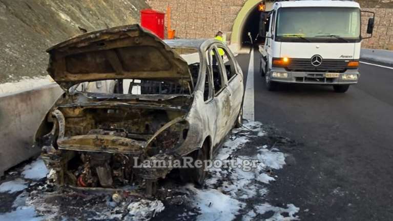 Φθιώτιδα: Αυτοκίνητο τυλίχτηκε στις φλόγες εν κινήσει - Δείτε φωτογραφίες