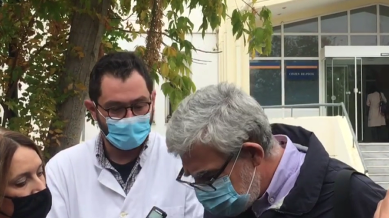 Γιατί κατέρρευσε μπροστά στις κάμερες ο γιατρός έξω από το νοσοκομείο στη Λάρισα