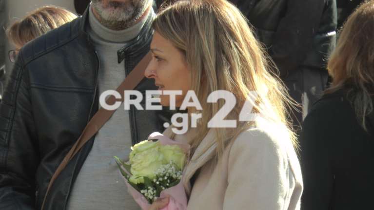 Θρήνος στην κηδεία της 21χρονης Έμμας: Στα λευκά η μητέρα και η αδερφή της - &quot;Για μένα δεν έχει πεθάνει&quot; [εικόνες]