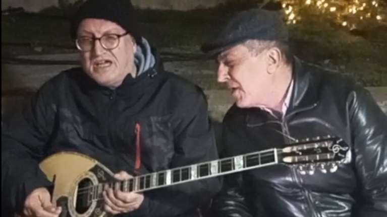 Το έριξε στο τραγούδι ο Κουρέτας: "Ερμήνευσε" στο μπλόκο των αγροτών στη Νίκαια το "Άνοιξε γιατί δεν αντέχω"