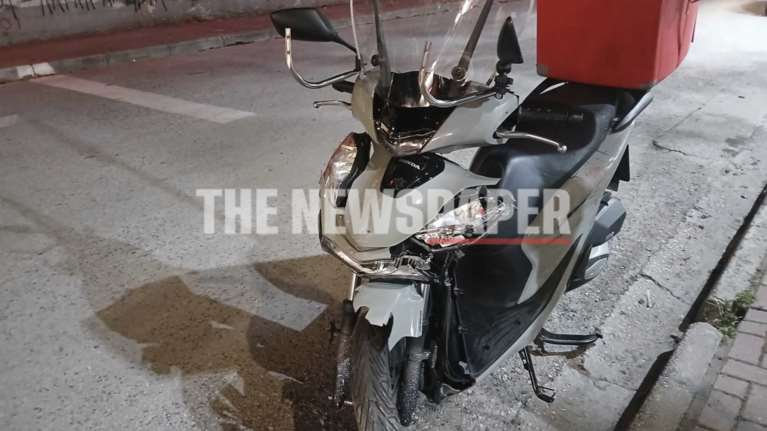 Βόλος: Σοβαρό τροχαίο με εγκατάλειψη – Διανομέας σε μηχανάκι εκτινάχτηκε σε απόσταση πολλών μέτρων