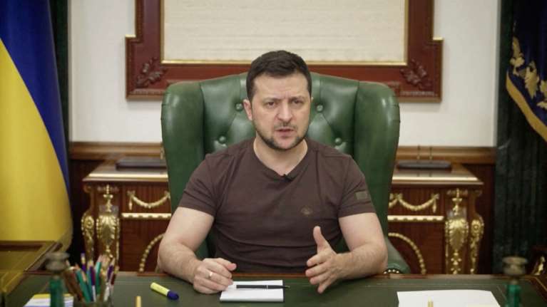 Απογοητευμένος με τον Μακρόν ο Ζελένσκι: "Η άρνησή του να μιλήσει για γενοκτονία μάς πληγώνει"