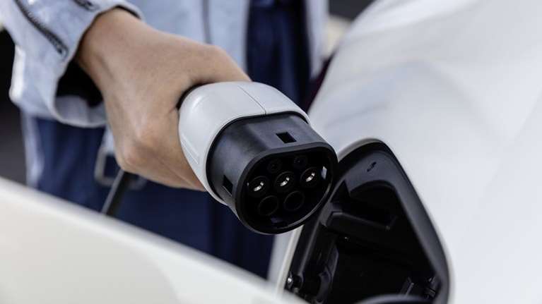 Στη Βουλή το νομοσχέδιο για την ηλεκτροκίνηση - Αυτά είναι τα κίνητρα για τους ιδιοκτήτες ηλεκτρικών ΙΧ