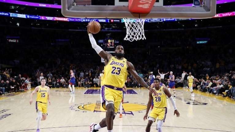 NBA : Νέο διετές συμβόλαιο με τους Λέικερς ο ΛεΜπρόν Τζέιμς