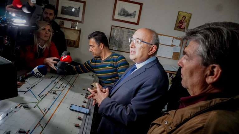 Μιχάλης Παπαδόπουλος: Η αμήχανη στιγμή που σταθμάρχης στη Λάρισα τον διαψεύδει για τη τηλεδιοίκηση [βίντεο]