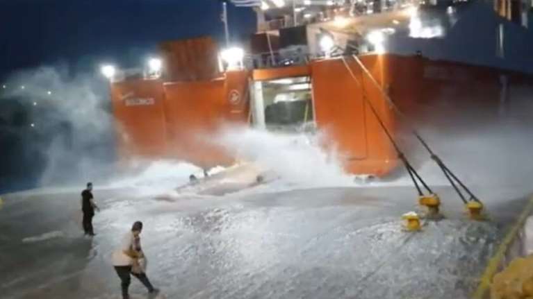 Μάχη με τα κύματα- Το πλοίο &quot;Διονύσιος Σολωμός&quot; προσπαθεί να δέσει στη Σίκινο