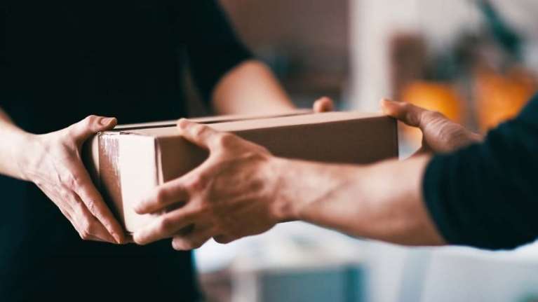 Ερευνα - κόλαφος για τις εταιρείες ταχυμεταφορών: Πλήθος παραλείψεων και παραπλανητικών όρων