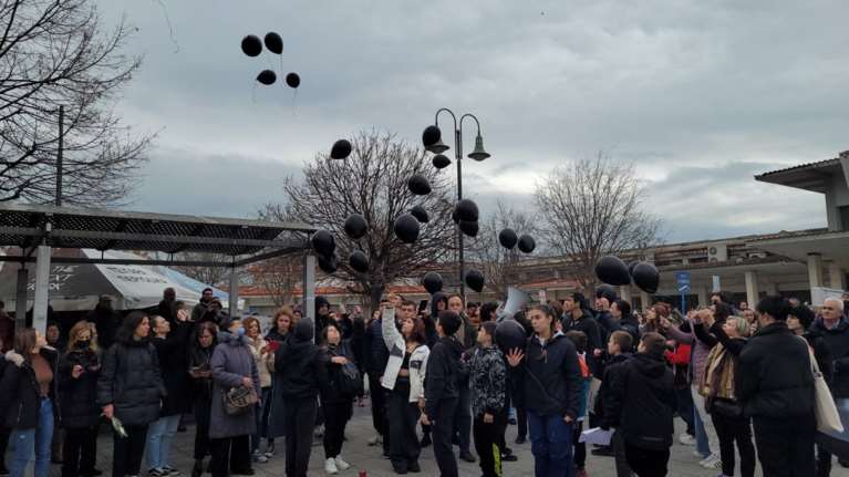 Τέμπη: Χιλιάδες Λαρισαίοι στους δρόμους - Μαύρα μπαλόνια στον ουρανό για τους 57 αδικοχαμένους επιβάτες [εικόνες - βίντεο]