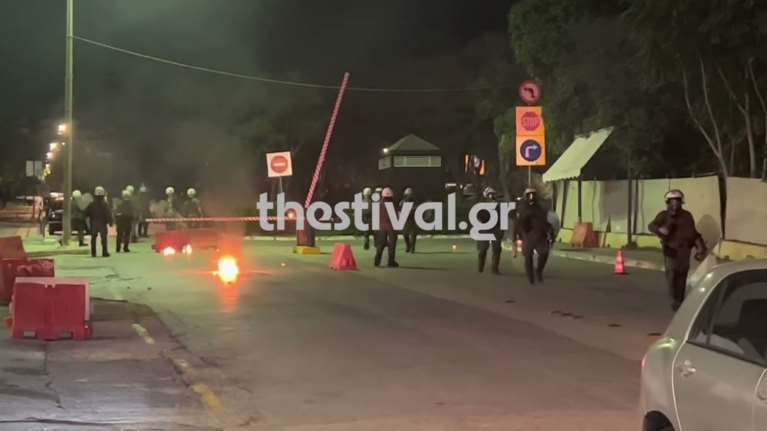 Θεσσαλονίκη: Νέα ένταση έξω από το ΑΠΘ - Πετροπόλεμος και κρότου λάμψης