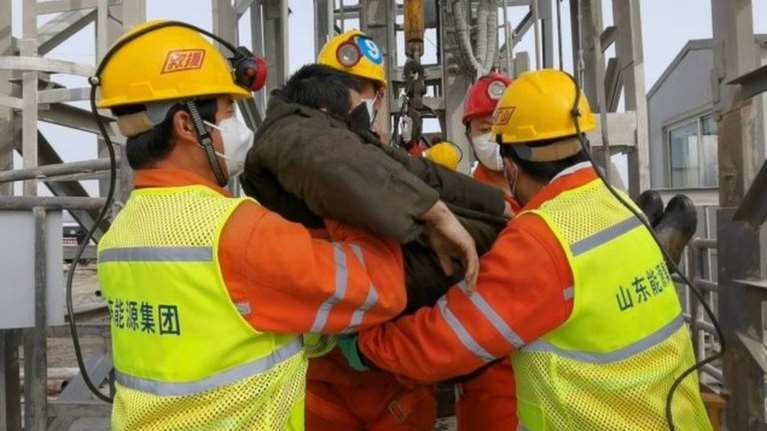 Συγκλονιστικές εικόνες: Διασώθηκαν 11 μεταλλωρύχοι που είχαν παγιδευτεί σε χρυσωρυχείο της Κίνας