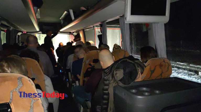 Βιέννη: Με περιπολικό και εκχιονιστικό απεγκλωβίστηκαν οι 100 Έλληνες – &quot;Δεν είχαμε φαγητό και νερό&quot; [εικόνες - βίντεο]