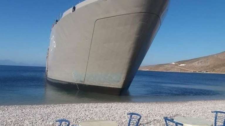 Τήλος: Αρματαγωγό βγήκε στην ...παραλία και έδεσε μπροστά στις ξαπλώστρες [βίντεο]