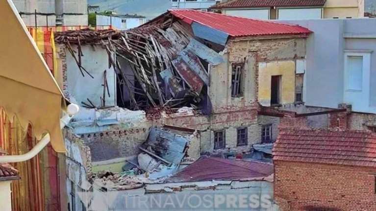 Πανικός στον Τύρναβο: Γκρεμίστηκε η σκεπή κτιρίου λόγω της έντονης βροχόπτωσης [εικόνες]