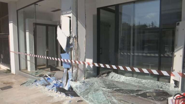 Σοβαρό τροχαίο στην Κηφισίας: Αυτοκίνητο έπεσε σε τζαμαρία καταστήματος - Τραυματίας ο 24χρονος οδηγός [βίντεο]