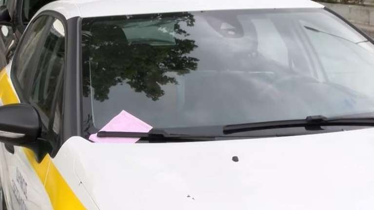 Θεσσαλονίκη: Η δημοτική αστυνομία έκοψε κλήση σε αυτοκίνητο του... δήμου [βίντεο]